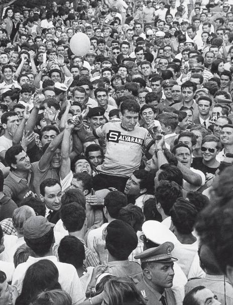 Felice Gimondi portato in trionfo dai tifosi dopo una vittoria, in maglia Salvarani (pubbl sport illustrato, 18/09/1966)